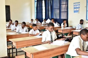 Abanyeshuri ibihumbi 212 biga mu mashuri yisumbuye batangiye ibizamini bya leta