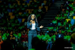 Sherrie Silver umaze kuba icyamamare mu kubyina yabwirwaga ko ari mubi kandi adashoboye bikamutera kurira cyane