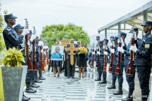 Perezida Kagame yihanganishije umuryango wa Senateri William Ntidendereza washyinguwe