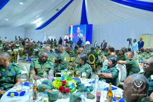 Perezida Tshisekedi yabwiye abasirikare be amagambo akomeye ubwo barimo gusangira