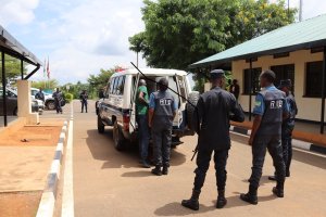 Umurundi ushinjwa kwiba Banki agahungira mu Rwanda yikomerekeje akoresheje amapingu agerageza gukwepa ubutabera