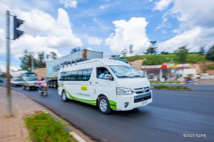 Ibyo wamenya ku modoka zitwara abagenzi zikoresha amashanyarazi zatangiye gukora mu Rwanda 