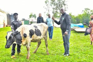 Ngoma: Perezida Kagame yagabiye inka umuryango wabyaye abana 3 icyarimwe bakabura ikibatunga