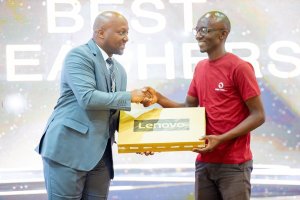 REB yahishuye igihe abarimu bose bo mu Rwanda bazahererwa mudasobwa