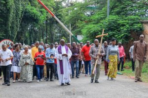 Perezida w'u Burundi n'umugore we bazirikanye inzira y'umusaraba ya Yezu [AMAFOTO]