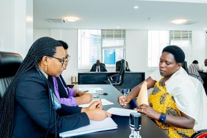 Nyiramahirwe watanze kandidatire ku Budepite yahishuye uko umwana we yari ahetse yamubereye umugisha ageze kuri NEC