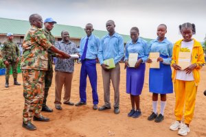 RDF yahaye inkunga y'ibikoresho abanyeshuri basanga 800 i Juba