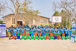 SKOL Brewery Ltd yatanze inkunga y'ibikoresho by'isuku n'ubwubatsi ku miryango 100