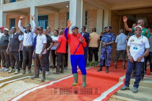 Perezida Ndayishimiye yavuze ku ibura ry'amadorali na Peteroli mu Burundi atunga agatoki ibigabo bigendera mu ma Jeeps