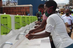 Umugi wa Kigali wasubijeho gahunda yo gukaraba intoki ku nyubako n'ahandi hahurira abantu benshi