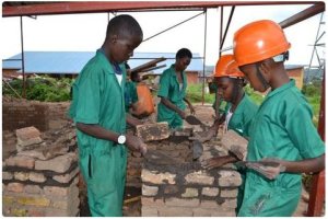 MIFOTRA yikomye ibigo byishyuza abanyeshuri bashaka kwimenyereza akazi 