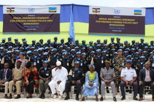 Abapolisi b'u Rwanda 180 bari mu butumwa muri Centrafrica bambitswe imidali