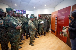 Ingabo z'u Rwanda n'iza Uganda zahaye icyubahiro abishwe muri jenoside