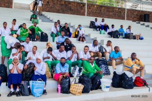 Minisitiri Nsengimana yakebuye ababyeyi batohereza abana ku ishuri ku gihe