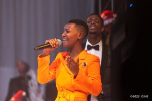 Vestine uririmbana na Dorcas yasezeranye n'umusore wo muri Burkina Faso