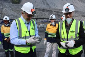 Umujyanama wa Trump yasuye Ikirombe cya Nyakabingo gicukurwamo ‘Wolfram' nyinshi muri Afurika