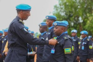 Santarafurika: Abapolisi b'u Rwanda bari mu butumwa bambitswe imidali y'ishimwe