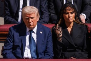 Trump yanenzwe kubera ikoti yambaye mu ishyingurwa rya Papa Francis