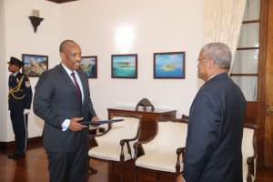 Amb. Gen. Nyamvumba yatanze impampuro zimwemerera guhagararira u Rwanda muri Seychelles