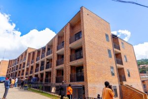 Kigali: Abatujwe mu Mudugudu wa Mpazi baruhutse kwikanga inzu zibagwaho