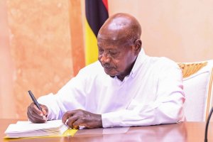 Museveni yasinye itegeko ryemerera inkiko za gisirikare kuburanisha abasivili