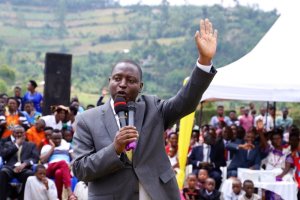 Minisitiri Bahati yasabye Abanya-Uganda gushyira imbaraga mu guhahirana n'Abanyarwanda