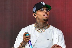 Chris Brown yikomye abamugereranya n'abandi bahanzi