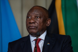 Perezida Ramaphosa yahagaritse Minisitiri ukekwaho gukorana n'udutsiko tw'abagizi ba nabi