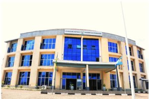 Guverineri Kayitesi yavuze ku bakozi bivugwa ko begujwe muri Nyamagabe