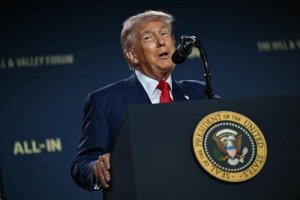 Trump yabwiwe ko izina rye rigaruka kenshi muri dosiye za Epstein, abihakana yivuye inyuma