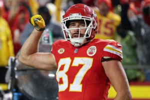 Travis Kelce yaciwe amande nyuma yo gukora ikimenyetso cy'urukozasoni mu kibuga