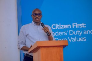 Guverineri Rubingisa ahangayikishijwe n'abana bata ishuri n'inda ziterwa abangavu