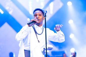 Ibyo wasigarana ku gitaramo cy'amateka Israel Mbonyi yamurikiyemo Album ya gatanu [AMAFOTO]