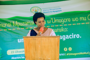 Abagore bo mu cyaro ni umutima w'iterambere ry'igihugu-Minisitiri Uwimana