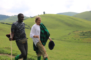 Ambasaderi w'u Bwongereza mu Rwanda yishimiye gukama inka ku nshuro ya mbere