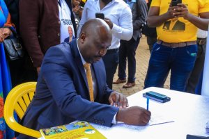 Uganda: Impamyabumenyi za murumuna wa Museveni ushaka kuba Umudepite zashidikanyijweho