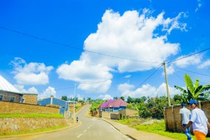 Ingo 2700 ziganjemo iziyobowe n'abagore zahawe amashanyarazi ku buntu mu mwaka umwe