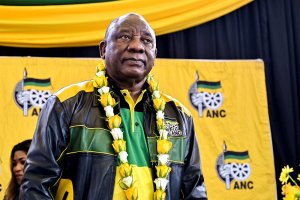 Perezida Ramaphosa ahanganye n'abo mu ishyaka rye bamusaba kwegura
