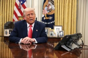 Trump yifatiye ku gahanga CNN ashaka ko igurishwa