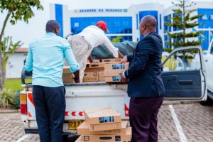 REB yatangiye gutanga mudasobwa 15.000 mu bigo by'amashuri birenga 400