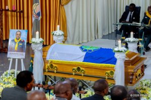 Mugemana yasezeweho bwa nyuma, umukobwa we ‘Queen Cha' amurata ubutwari