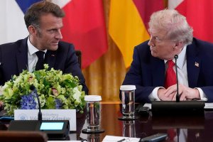 Donald Trump yacishije bugufi Emmanuel Macron