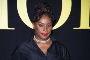 Nigeria: Abaganga batatu bahagaritswe bazira urupfu rw'umwana w'umwanditsi Chimamanda Ngozi
