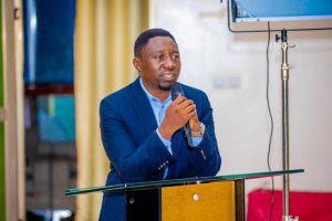 Senateri Dr. Frank Habineza yamaganye abamushyize mu gatebo kamwe na Rusesabagina na Nahimana