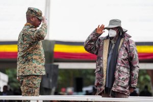 Gen Muhoozi yambitswe umudali w'ishimwe na se