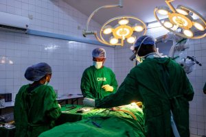 Bwa mbere mu Rwanda hatangiye kubagwa abarwayi b'igicuri