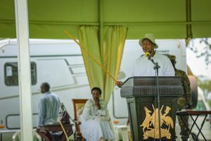 Museveni yerekanye uburyo yubatse ubutunzi bagenzi be bahugiye mu nkumi
