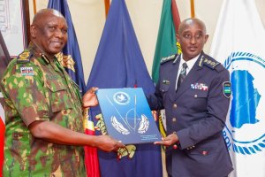 Umuyobozi wa Polisi y'u Rwanda yakiriwe na mugenzi we wa Kenya