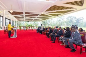 Perezida Ruto yikomye abayobozi bagiye mu biro bye bambaye nabi