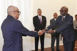 Ambasaderi Festus Bizimana yatanze impapuro zimwemerera guhagararira u Rwanda muri Cabo Verde